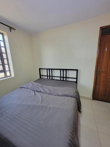 Un pat sau paturi într-o cameră la Cjs apartment