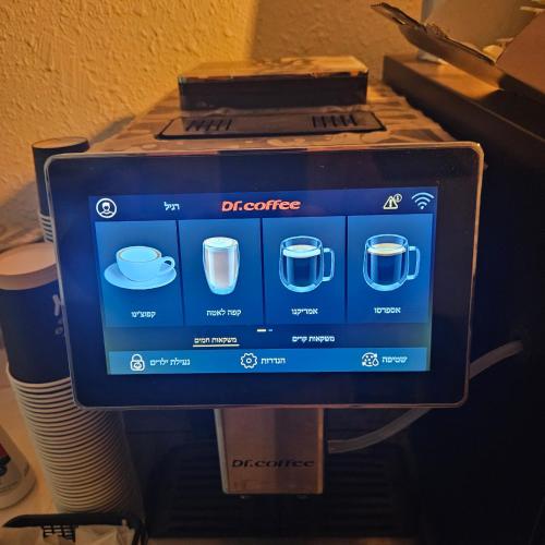 a digital screen on top of a coffee machine at חדרי לינה ברמת גן - צמוד למכללה האקדמית - קרוב לכפר המכביה - תל השומר - בר-אילן - חנית רכבים חינם in Ramat Gan