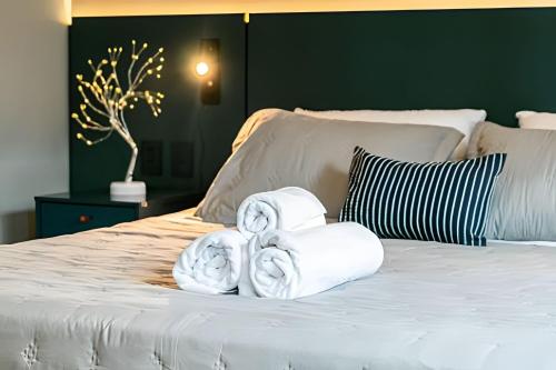 a pile of towels sitting on a bed at Flat 1501 WCT Berrini Brooklin in São Paulo