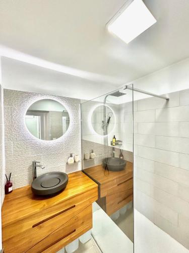 a bathroom with a black toilet and a mirror at Vue mer sur la Marina, Le Juliana in Pointe-à-Pitre