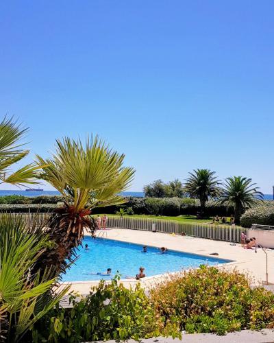 Appartement rénové Front De Mer 61 m2 Vue directe du 4ème Blue Paradise CAP'Diem 3 Clim - Idéal pour un Séjour de 7 j ou plus Wifi, lit 160 - Ascenseur Parking Piscine Pétanque Ping-pong - Plage de Rochelongue Pistes cyclables - Golf & Tennis à 10 mn
