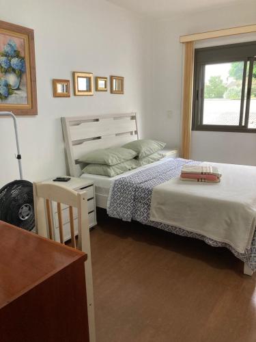 a bedroom with two beds and a window at Hospedagem Three Little Birds in Curitiba