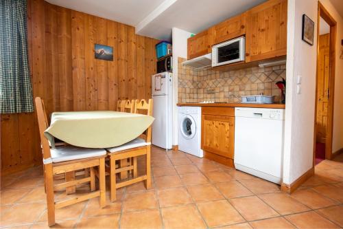 2 bedroom, balcony and parking near Bellevue lift