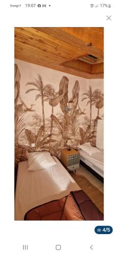 a bedroom with a mural of birds on the wall at maisonnette bord de mer in Royan