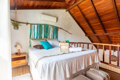 a bedroom with a bed in a room with wooden ceilings at CasinhaPiri in Pirenópolis