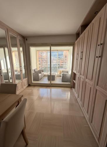 Luxury Retreat in Monaco with Rare Private Parking, Pool, AC and Wifi photo 12