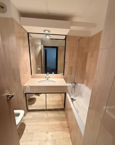 Luxury Retreat in Monaco with Rare Private Parking, Pool, AC and Wifi photo 11