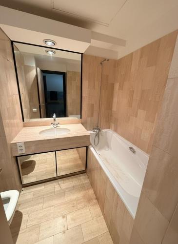 Luxury Retreat in Monaco with Rare Private Parking, Pool, AC and Wifi photo 4