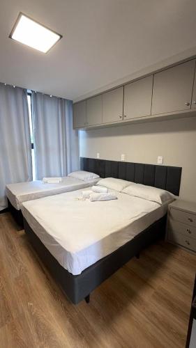 two twin beds in a room with at Residencial Roberto Luiz Chiodi in Campos Novos