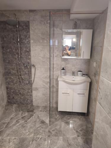 a bathroom with a shower and a sink at Το σπιτι στη Ρουγα in Glossa