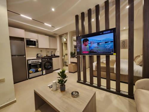un soggiorno con una grande televisione in una camera da letto di ذا سهل ستيز ad Amman