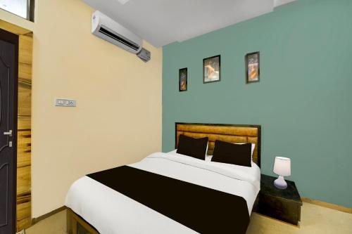 a bedroom with a large bed in a room at Super Collection O ISKCON Radha Govind Formerly Hotel Shivom in Indore