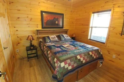 a bedroom with a bed in a log cabin at Little Bear Cabin in Banner Elk