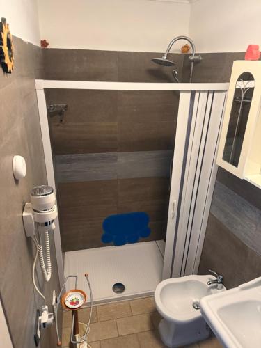 a small bathroom with a toilet and a sink at Casa Al Colle in Pescocostanzo