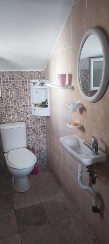 a bathroom with a toilet and a sink and a mirror at Littlhouse in Rafrāf
