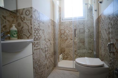 a bathroom with a shower and a toilet and a sink at GREGORIHOUSE Casa Giuditta in Anguillara Sabazia