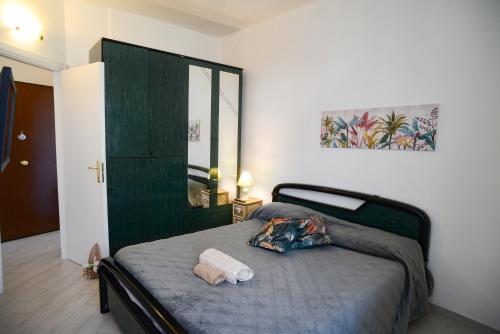 a bedroom with a bed with a green headboard at GREGORIHOUSE Casa Giuditta in Anguillara Sabazia
