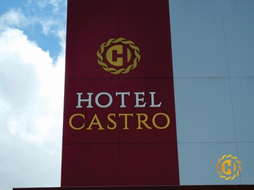 un cartello dell'hotel Castro sul lato di un edificio di Hotel Castro a Palmas