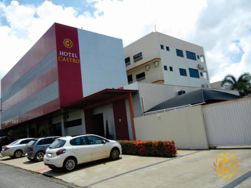 un'auto bianca parcheggiata in un parcheggio di fronte a un edificio di Hotel Castro a Palmas