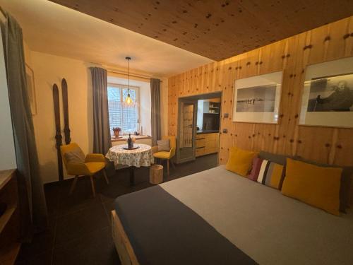 a bedroom with a bed and a table in a room at Útulný apartmán Vitkovice in Vítkovice