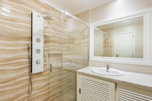 Salgados Retreat -Steps from the Beach by Homesbyfc