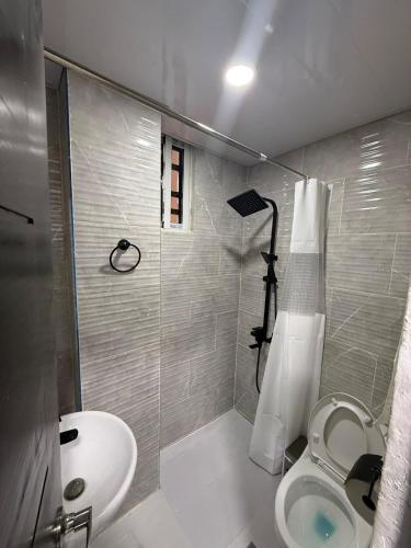 a bathroom with a shower and a toilet and a sink at Moon Apartamentos C1 in San Cristóbal