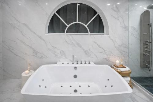 a white bath tub in a bathroom with a window at Villa Miami Lakes in Hialeah