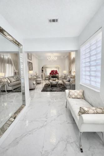 a living room with a large marble floor at Villa Miami Lakes in Hialeah