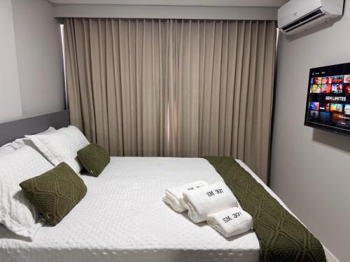 a hotel room with a bed with towels on it at Apartamento novo aconchegante na Ondina in Salvador