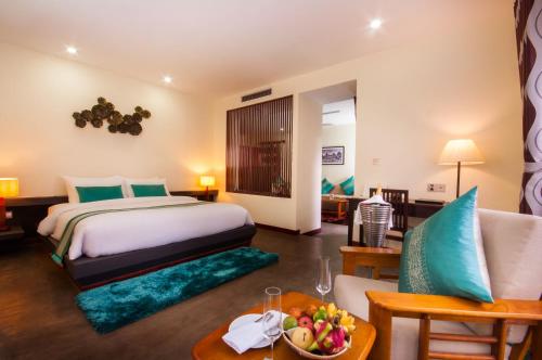 Habitación de hotel con cama y comedor en The Privilege Boutique, en Siem Reap