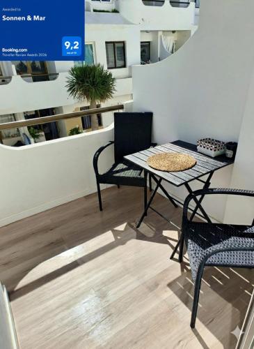 a table and chairs in a room with a table and chairs at Sonnen & Mar in Antigua