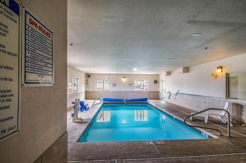 Der Swimmingpool an oder in der Nähe von Motel 6-Nephi, UT