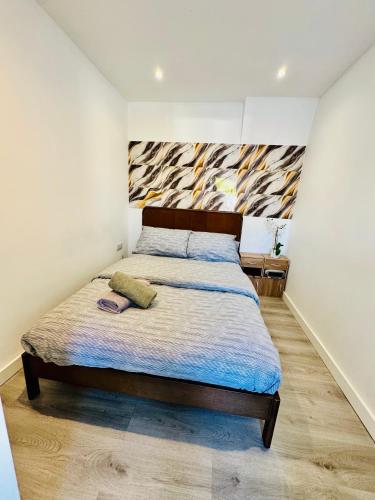 a bedroom with a bed in a room at Enjoy the comfort at private room en-suite with free Parking - near Luton airport in Luton