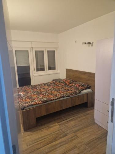 a bedroom with a bed in a room at Centro apartman 3 in Pančevo