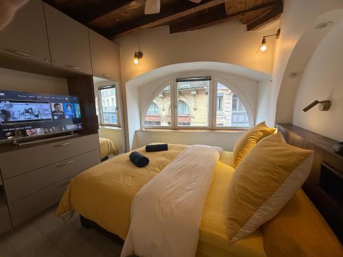 a bedroom with a bed with a tv in it at Appartement centre Toulouse Capitole in Toulouse