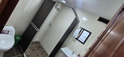 a small bathroom with a shower and a toilet at "Refugio campestre familiar - Cálido, cómodo y totalmente equipado" y zona de juegos in Nariño