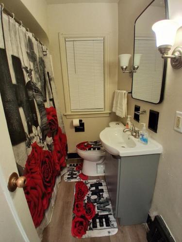 a bathroom with red roses on the floor at GA home in Milwaukee
