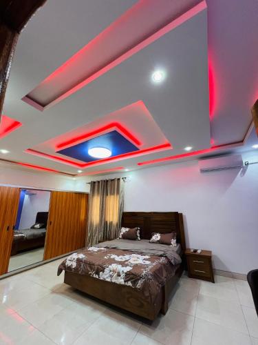 una camera da letto con un letto e un soffitto rosso di Camara Homes6 a Saint-Louis