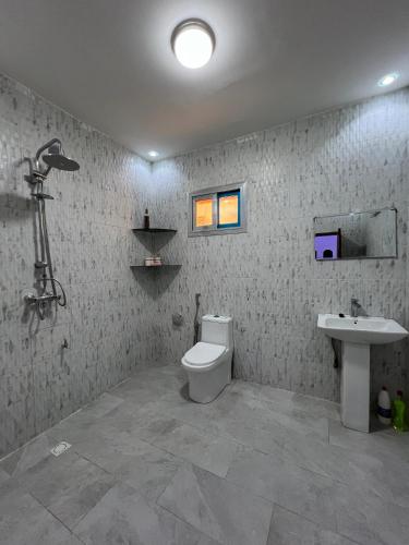 un bagno con WC e lavandino di Camara Homes6 a Saint-Louis