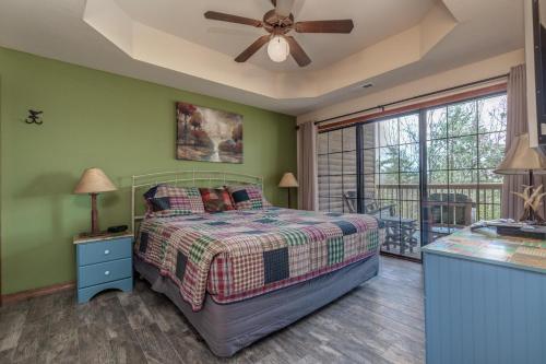 a bedroom with a bed and a ceiling fan at 1BR Village At Indian Point 2004 near SDC-Free Tickets Daily up to $500 in Branson