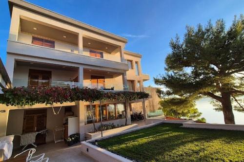 Apartments by the sea Brela - Makarska - 25095