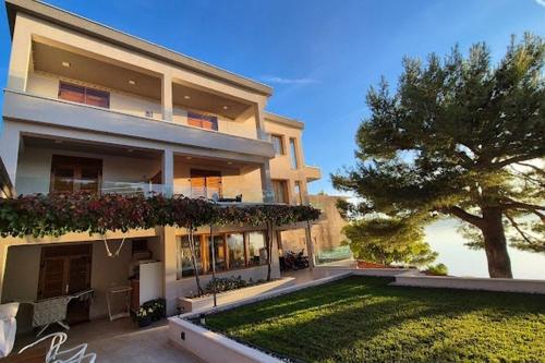 Apartments by the sea Brela, Makarska - 25110