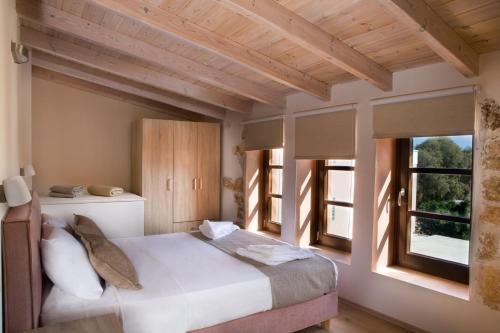 1 dormitorio con 1 cama y 2 ventanas en C&M Residence Chania Old Town en La Canea