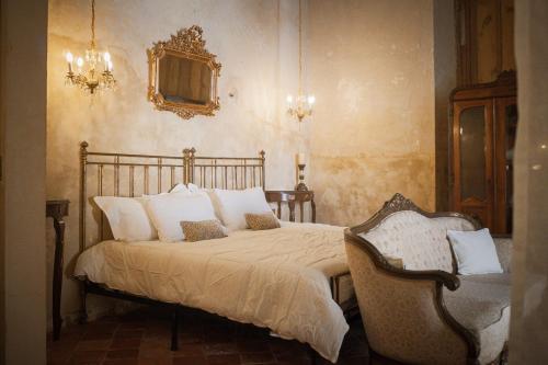 ein Schlafzimmer mit einem Bett mit weißen Kissen und einem Spiegel in der Unterkunft Cien Sueños Hotel Boutique in Mérida