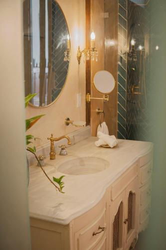 ein Badezimmer mit Waschbecken und Spiegel in der Unterkunft Cien Sueños Hotel Boutique in Mérida