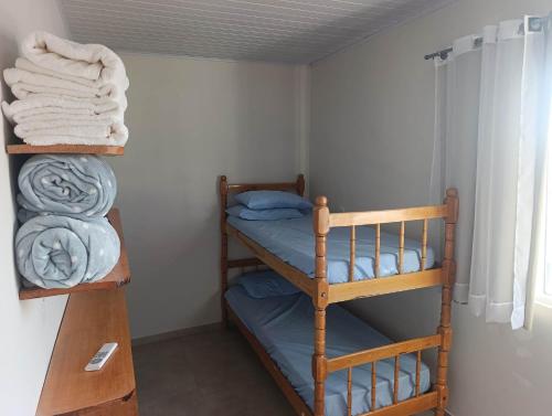 a bunk bed room with two bunk beds and towels at Rooftop BeiraMar in Balneario Barra do Sul