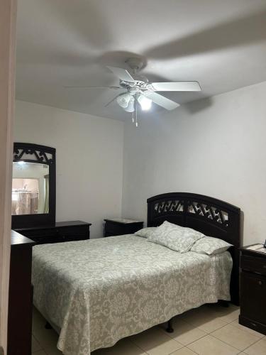 a bedroom with a ceiling fan and a bed at Casa amueblada in Jinotepe