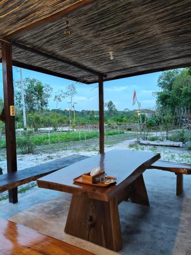a picnic table with a view of a field at Arkana Huis in Perawas