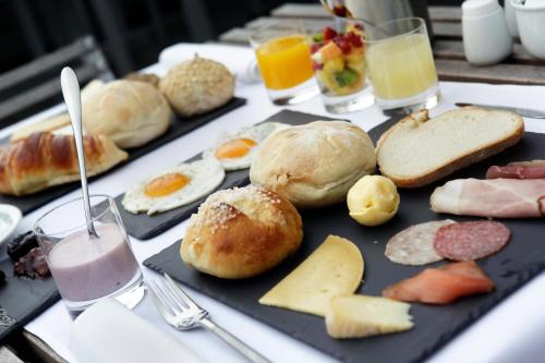 einen Tisch mit Speisen zum Frühstück und Getränken in der Unterkunft Hotel Recour in Poperinge