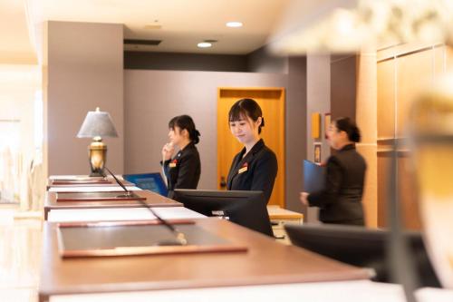 a group of women standing in a room at Hotel Associa Toyohashi in Toyohashi
